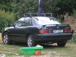 v Berlíně jsou auto Toyota Camry, příčníky Thule i nosiče kol Thule bezpečné i na zahradě