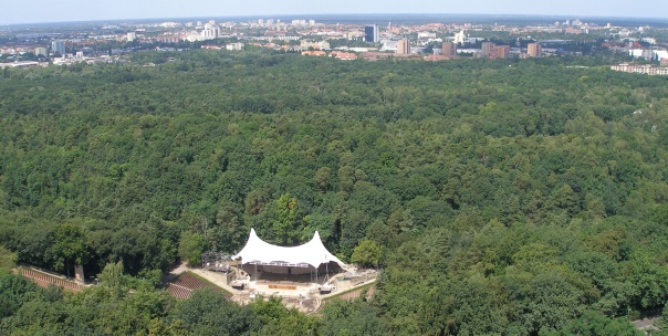 Berlín nad letní scénou