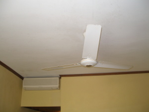 klimatizace a ventilátor